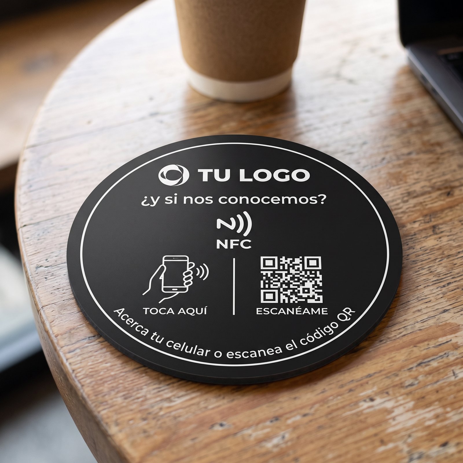 Ejemplo de sticker NFC redondo sobre una mesa
